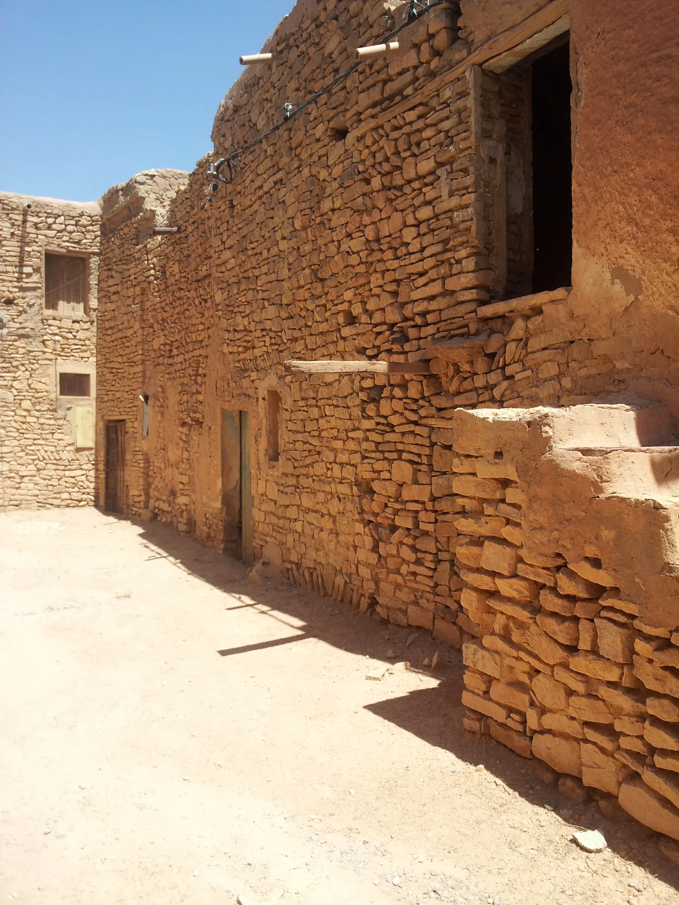 Rue du vieux village d’Aïn Madhi
